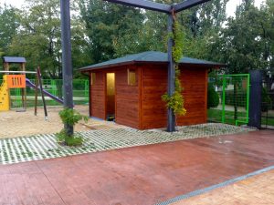 Imagen de una caseta de madera a medida fabricada en instalada por Pérgolas Arboleda.
