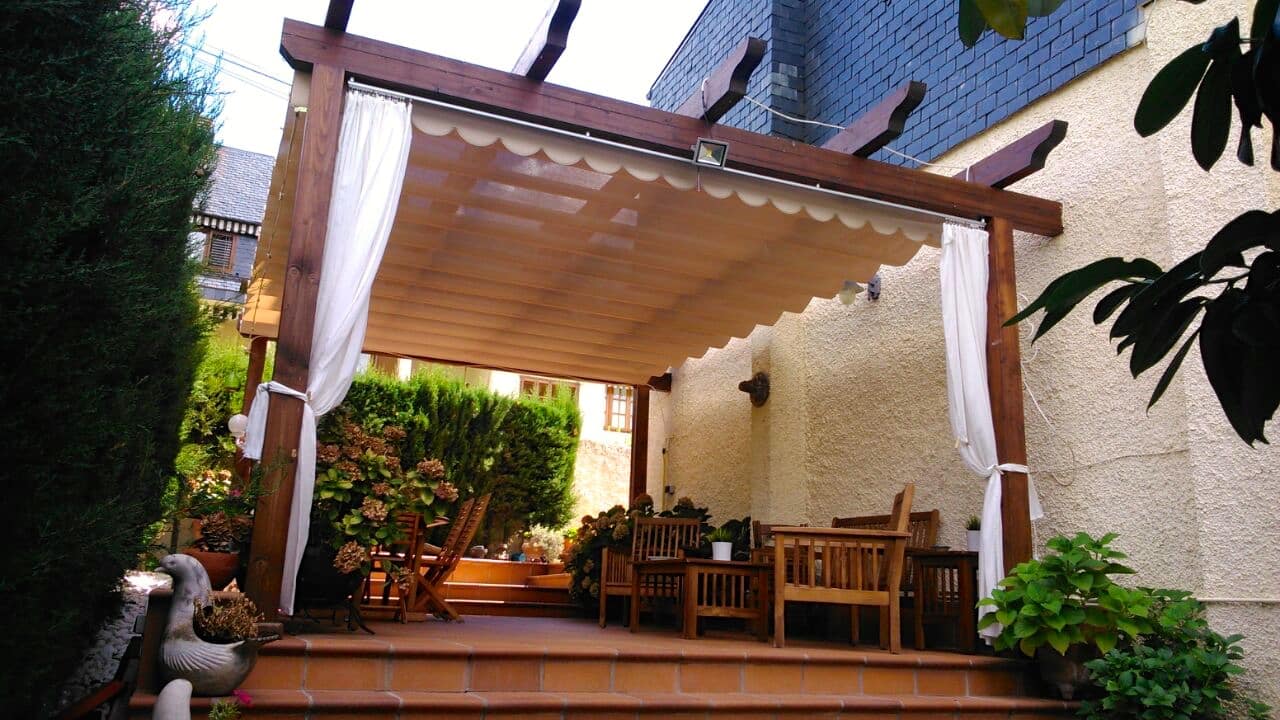 Pérgola de madera independiente de líneas clásicas