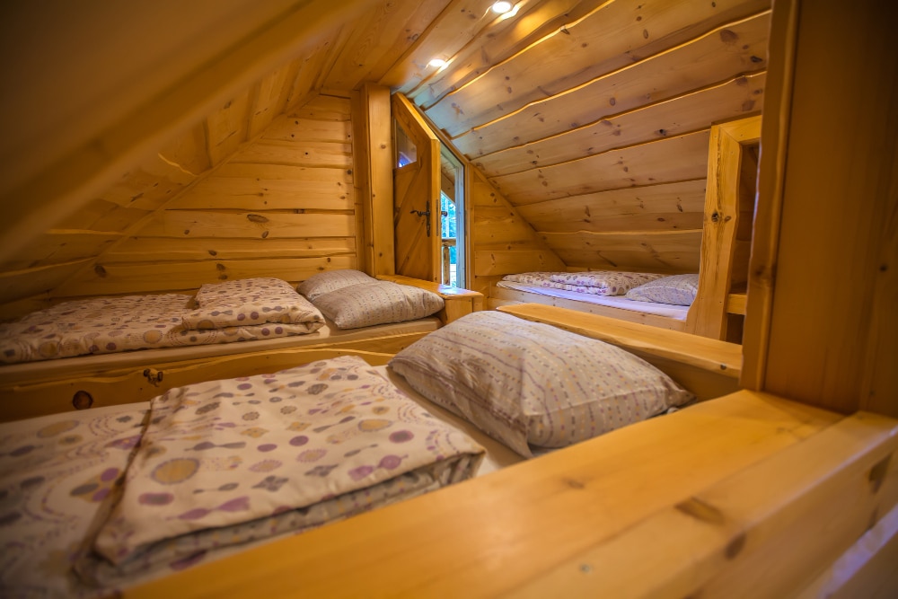 Imagen de una habitación de invitados con encanto en cabaña de madera.