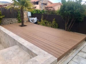 Imagen de una tarima de composite en zona de piscina construida por Pérgolas La arboleda