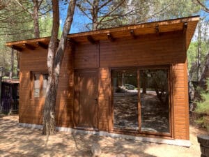 Imagen de caseta de madera a medida con corredera de cristal instalada por Pérgolas La Arboleda.