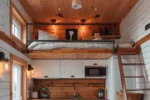 Altillo de madera sobre cocina con dormitorio.