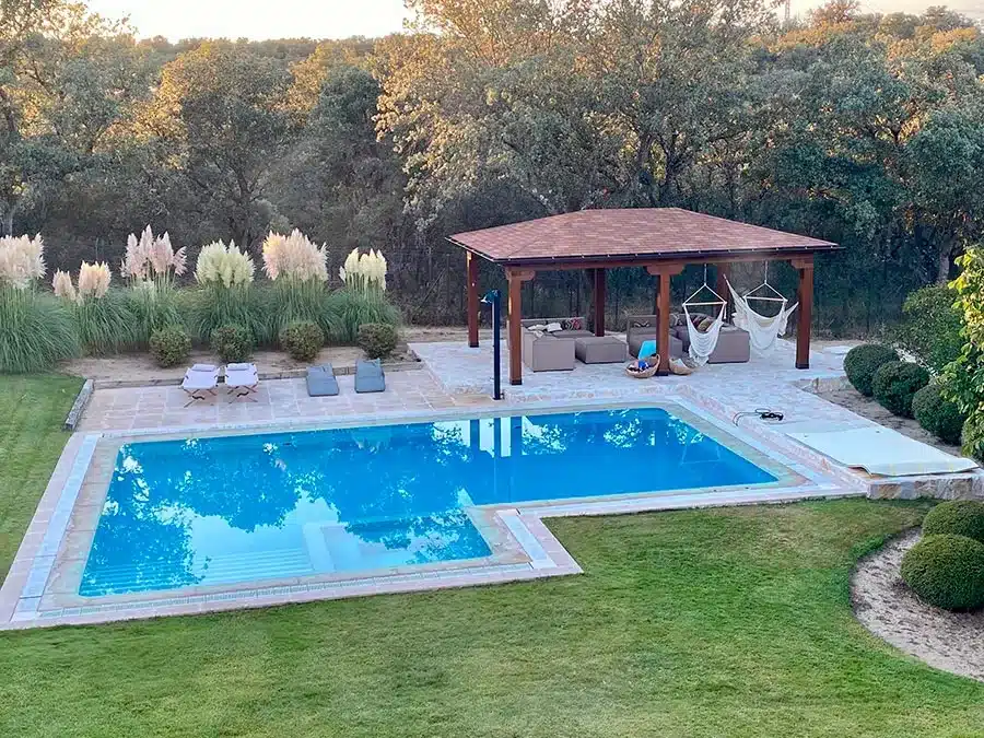 Cenador para piscina diseñado, fabricado e instalado por Pérgolas la Arboleda.