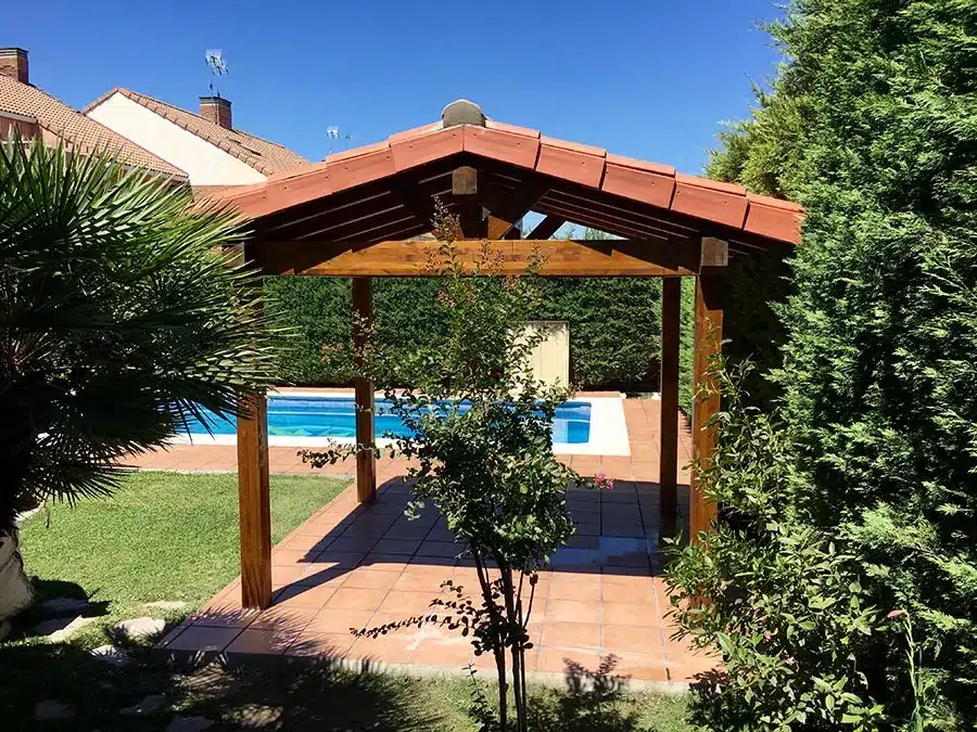 Cenador de madera a medida para piscina y zona de baño instalado por Pérgolas la Arboleda