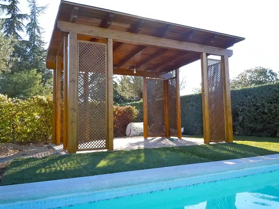 Cenador con celosia para piscina diseñado e instalado por Pérgolas la Arboleda