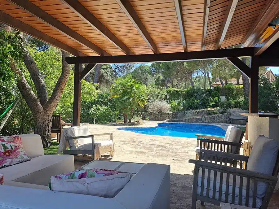 Cenadores de madera para piscinas, ideal para crear una zona de sombra y descanso.