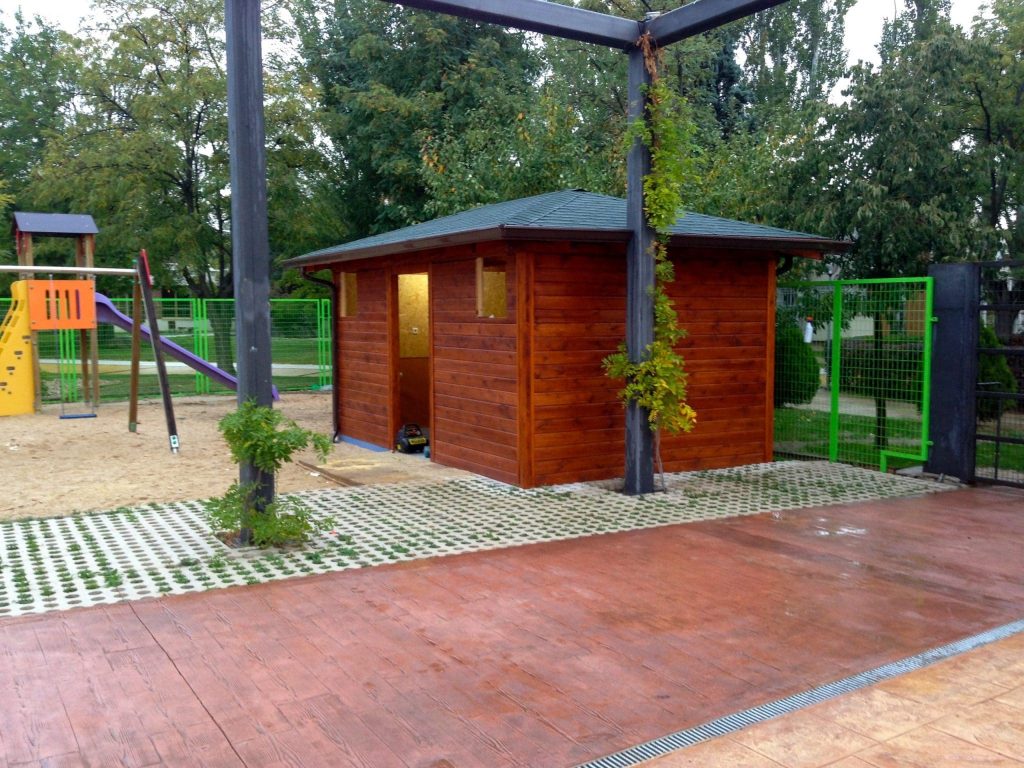Imagen de una caseta de madera a medida fabricada en instalada por Pérgolas Arboleda.